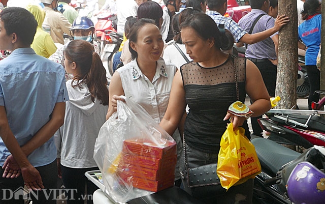 sat trung thu, dan nhe nhai xep hang giua trua mua banh bao phuong hinh anh 11
