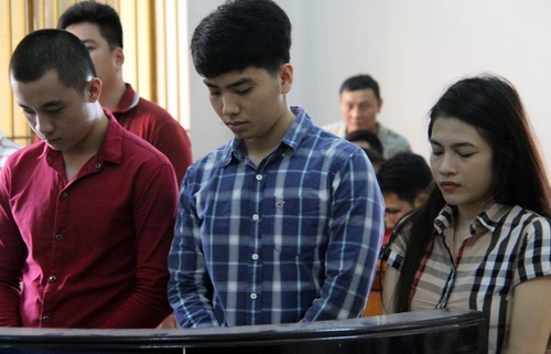 danh canh sat hinh su bi thuong, co gai tre di tu hinh anh 1