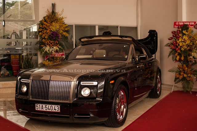  Phantom Drophead Coupe của ông Johnathan Hạnh Nguyễn là chiếc đầu tiên xuất hiện tại Việt Nam. 