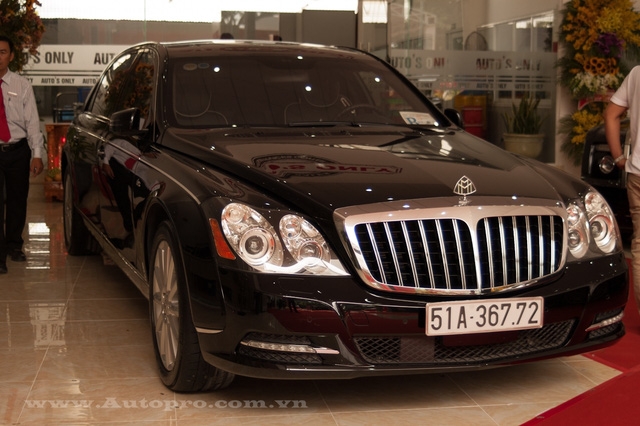  Ngoài 3 chiếc Rolls-Royce, bố chồng Hà Tăng còn sở hữu chiếc xe siêu sang khác là Maybach 62S, chiếc xế khủng thuộc đời 2012 với những nâng cấp nhỏ như lưới tản nhiệt của xe có 13 nan thay cho 11 nan như bản cũ, dãy đèn LED chiếu sáng ban ngày. 