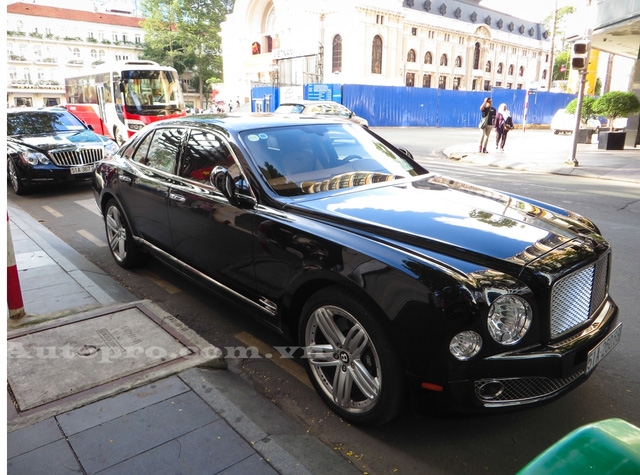  Ngoài Maybach 62S, một chiếc xe siêu sang khác cũng được cho thuộc sở hữu của bố chồng Hà Tăng là Bentley Mulsanne. 
