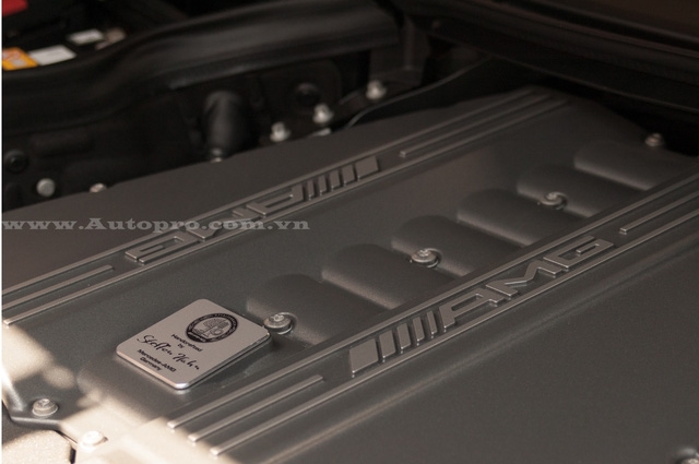  Trên toàn thế giới chỉ có đúng 350 chiếc SLS AMG GT Final Edition được sản xuất. Siêu xe cánh chim vẫn sử dụng động cơ V8, dung tích 6,2 lít, sản sinh công suất tối đa 591 mã lực và mô-men xoắn cực đại 650 Nm. 