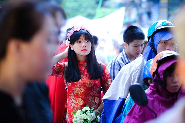 gai xinh xuong pho khoe sac don trung thu hinh anh 1