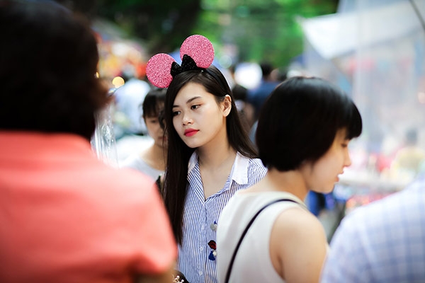 gai xinh xuong pho khoe sac don trung thu hinh anh 5