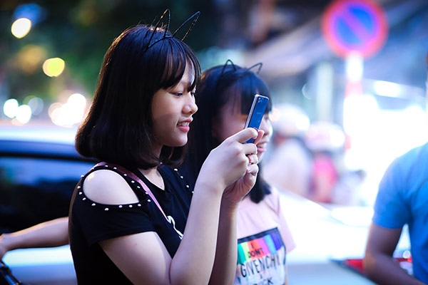 gai xinh xuong pho khoe sac don trung thu hinh anh 6