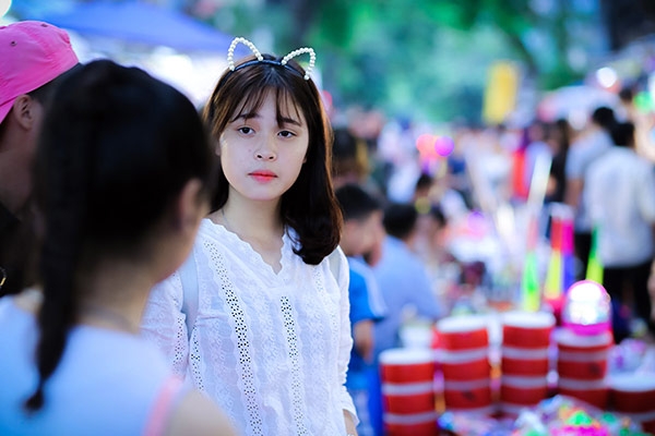 gai xinh xuong pho khoe sac don trung thu hinh anh 7