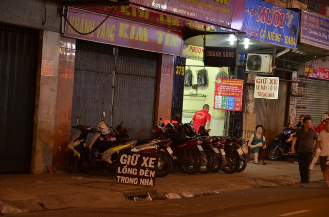 Các điểm giữ xe quanh phố lồng đèn mọc lên khá nhiều