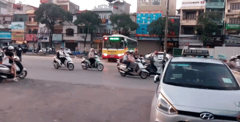 Pha quay đầu chưa từng thấy của tài xế xe bus giữa phố Hà Nội