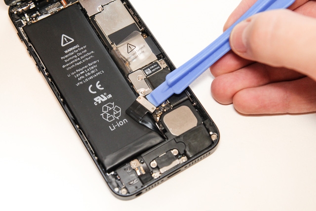  Người dùng iPhone 5 nên cân nhắc thay pin nếu bị chai 