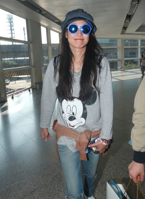 vua ket hon, thu ky mot minh ve hongkong, tay khong deo nhan cuoi - 2