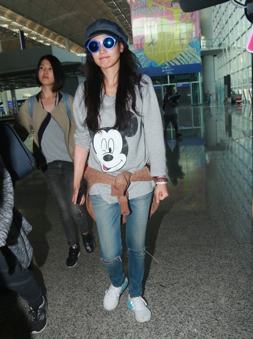 vua ket hon, thu ky mot minh ve hongkong, tay khong deo nhan cuoi - 3