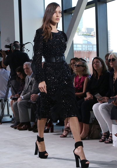 bella-hadid-nga-nhao-tren-san-catwalk-1