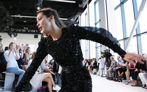 bella-hadid-nga-nhao-tren-san-catwalk-2