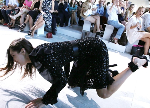bella-hadid-nga-nhao-tren-san-catwalk-3