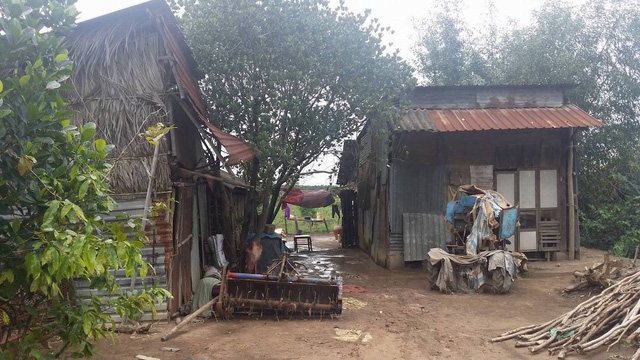 Hàng trăm hộ dân phải tạm trú trong những ngôi nhà rách nát, tạm bợ