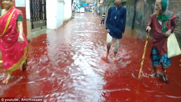 Đường phố nhuộm màu đỏ máu trong lễ hiến sinh của người Hồi giáo khiến ai cũng phải rùng mình - Ảnh 3.