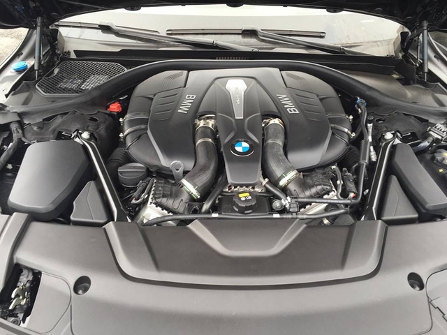  So với 2 phiên bản còn lại, BMW 750 Li 2016 mạnh mẽ hơn khi được trang bị động cơ V8, dung tích 4,4 lít, sản sinh công suất tối đa 450 mã lực và mô-men xoắn cực đại 650 Nm. Kết hợp cùng hộp số tự động 8 cấp, BMW 750Li chỉ mất 4,4 giây để tăng tốc lên 100 km/h từ vị trí xuất phát, nhanh hơn 1,1 giây so với 740Li và 1,9 giây so với 730Li. Vận tốc tối đa của BMW 750Li 2016 vẫn là 250 km/h. 