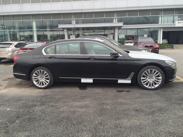  Thế hệ mới của dòng BMW 7-Series được trau chuốt lại với điểm nhấn là những thanh mạ crôm nổi bật ở hốc gió trước, nẹp lườn, chụp ống xả hay thanh nối hai đèn hậu với nhau. Đầu xe nổi bật với cụm đèn pha được thiết kế lại ôm trọn vào lưới tản nhiệt hình quả thận bắt mắt hơn trước. Phía dưới là dãy đèn đèn LED 3 bóng chiếu sáng ban ngày được tích hợp thêm. Đuôi xe với cụm đèn hậu LED hình chữ L. 