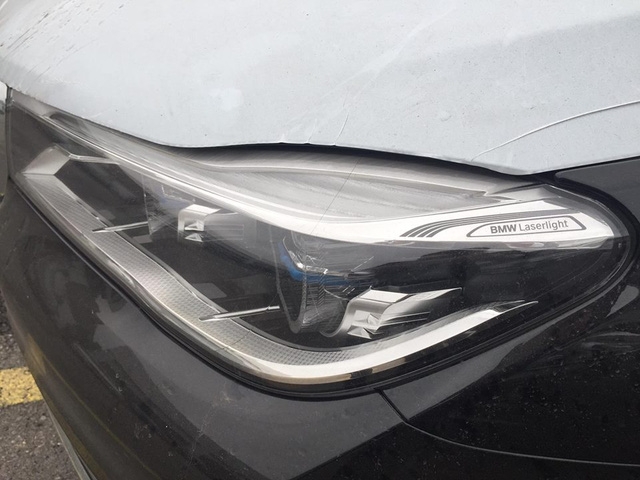  Ở thế hệ thứ 6, BMW 7-Series được trang bị nhiều công nghệ hiện đại như hệ thống đèn chiếu sáng Laser tùy chọn, hệ thống điều khiển bằng cử chỉ, máy tính bảng điều khiển từ hàng ghế sau hay chìa khóa cảm ứng thông minh. Ngoài ra, nguyên lý dùng sợi carbon trong kết cấu vật liệu nhẹ Carbon Core còn lần đầu tiên được áp dụng trên BMW 7-Series hoàn toàn mới. 