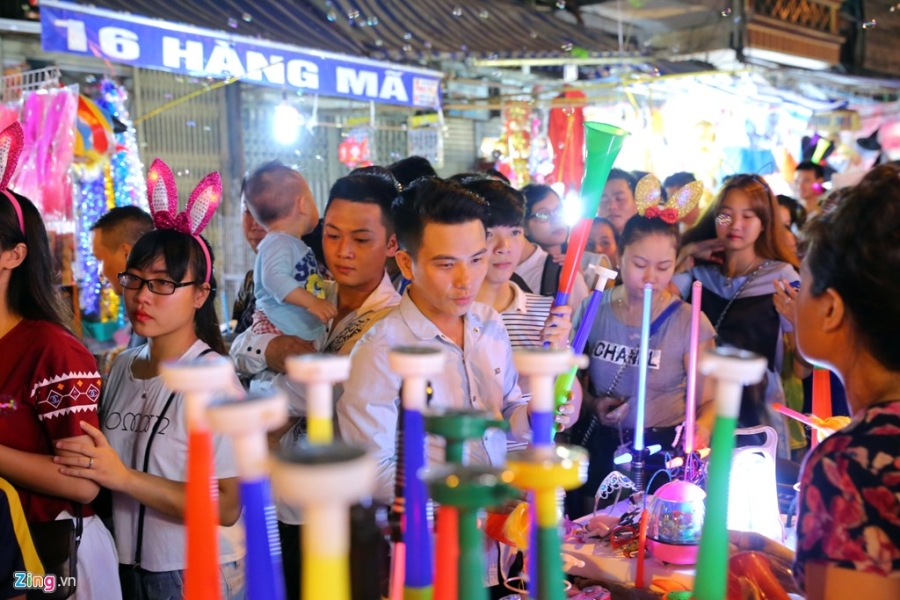 Gioi tre danh mat ban sac Trung thu Viet tren duong pho hinh anh 2