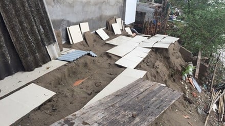 Hiện trường ngôi nhà bị cuốn trôi xuống sông Hồng tại ngõ 975 đường Bạch Đằng.