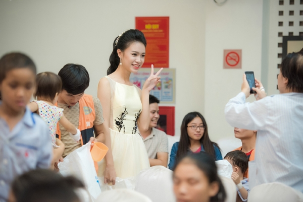 hoa-hau-my-linh-dien-dam-cong-chua-di-tham-benh-nhi-5