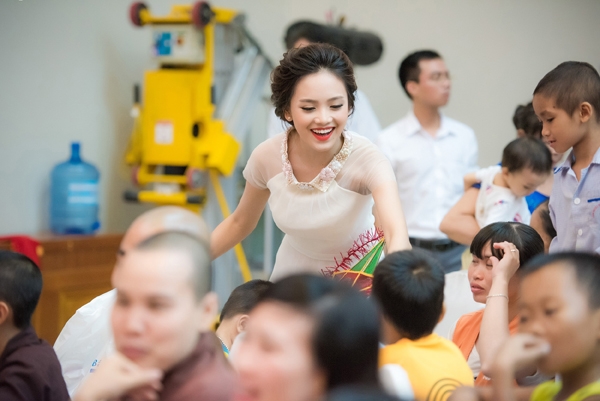 hoa-hau-my-linh-dien-dam-cong-chua-di-tham-benh-nhi-6