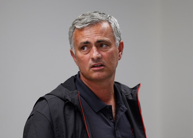Mourinho vẫn còn chưa hết khó chịu sau thất bại trong trận derby vừa qua /// Reuters