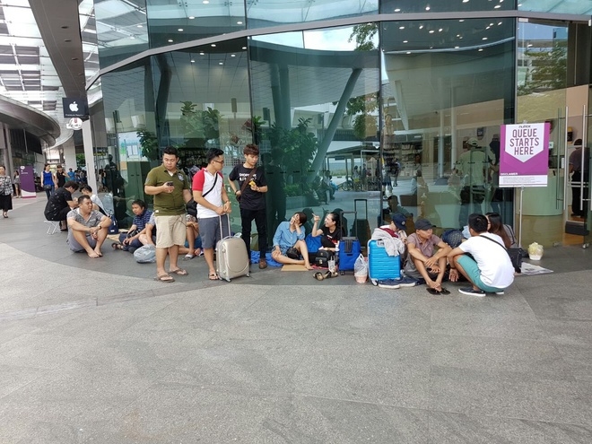 Người Việt dính vào lộn xộn khi xếp hàng chờ iPhone 7 ở Singapore