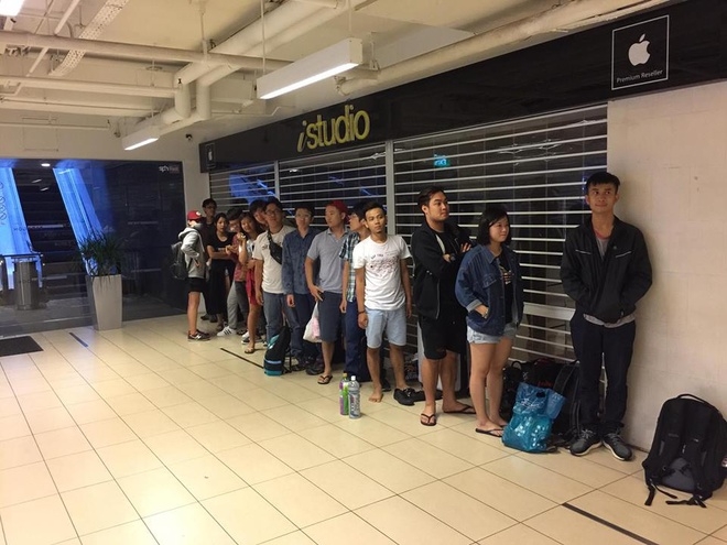 Người Việt dính vào lộn xộn khi xếp hàng chờ iPhone 7 ở Singapore