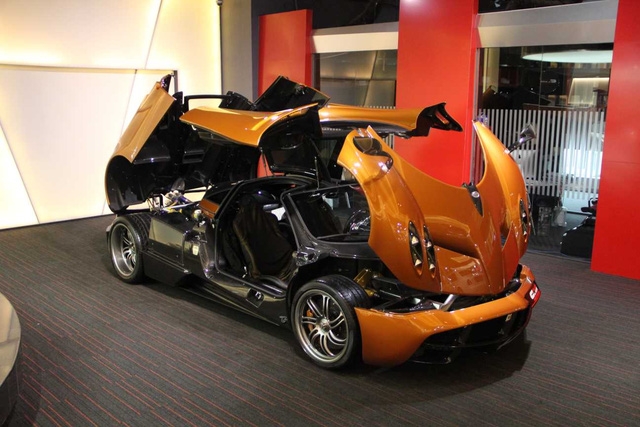 Thần gió Pagani Huayra đầu tiên xuất hiện tại Việt Nam thuộc sở hữu của đại gia Minh Nhựa có ngoại thất màu cam nổi bật.