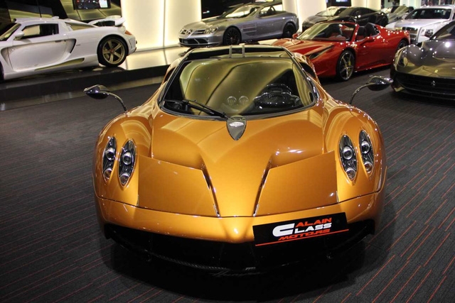  Trên toàn thế giới, chỉ có 100 chiếc Pagani Huayra ra đời với mức giá đề xuất 1,3 triệu USD. Khi ra mắt, siêu xe này nhanh chóng trở thành món đồ chơi sưu tầm của giới nhà giàu. 