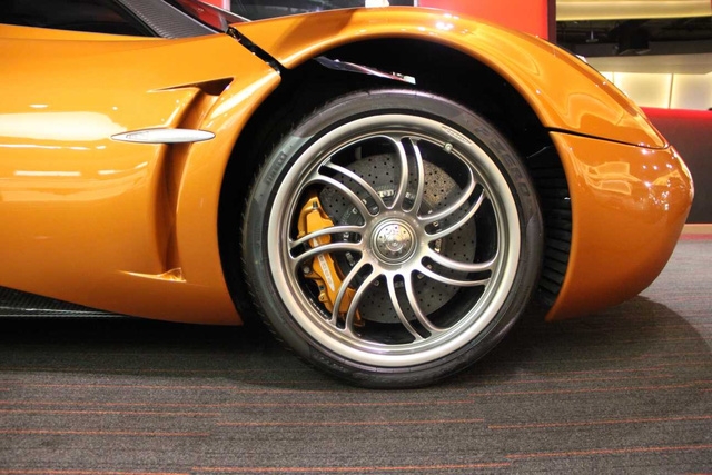  La-zăng 7 chấu kép có thiết kế điều đà trên Pagani Huayra. 