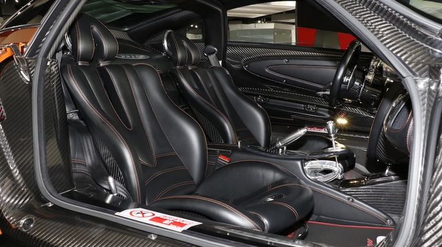  Bên trong khoang lái của siêu xe Huayra là nội y màu đen với chỉ khâu màu cam tông xuyệt tông làm điểm nhấn. 