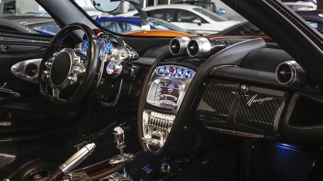 Pagani Huayra là mẫu siêu xe được trang bị thiết kế nội thất có một không hai. Bên trong thần gió là sự kết hợp hoàn hảo giữa các vật liệu như da, kim loại, sợi carbon, máy móc trần trụi và màn hình kỹ thuật số cỡ lớn ngay bảng điều khiển trung tâm.