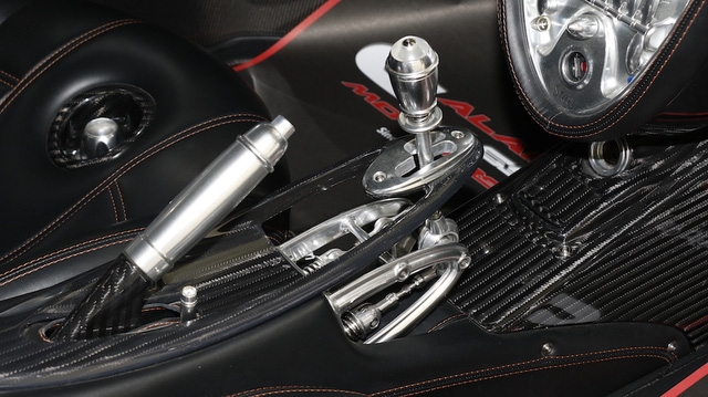 Cần số là một trong những chi tiết ấn tượng nhất của nội thất Pagani Huayra. Chẳng có gì lạ khi cần số của Pagani Huayra luôn lọt vào danh sách thiết kế đẹp nhất kể từ năm 2011 đến nay.