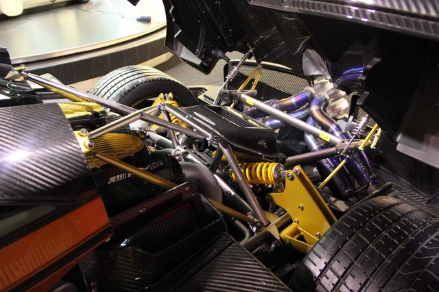 Trái tim” của siêu xe Pagani Huayra là khối động cơ V12 Biturbo, dung tích 6.0 lít tiêu chuẩn do Mercedes-AMG sản xuất. Động cơ sản sinh công suất tối đa 720 mã lực và mô-men xoắn cực đại 1.000 Nm. Nhờ đó, Pagani Huayra có thể tăng tốc từ 0-100 km/h trong 2,8 giây và đạt vận tốc tối đa 370 km/h. Tuy nhiên, những thông số về tốc độ của Huayra vẫn còn kém xa ông hoàng tốc độ Bugatti Veyron.