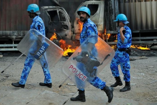  Lực lượng an ninh can thiệp ở bang Karnataka. Ảnh: REUTERS 