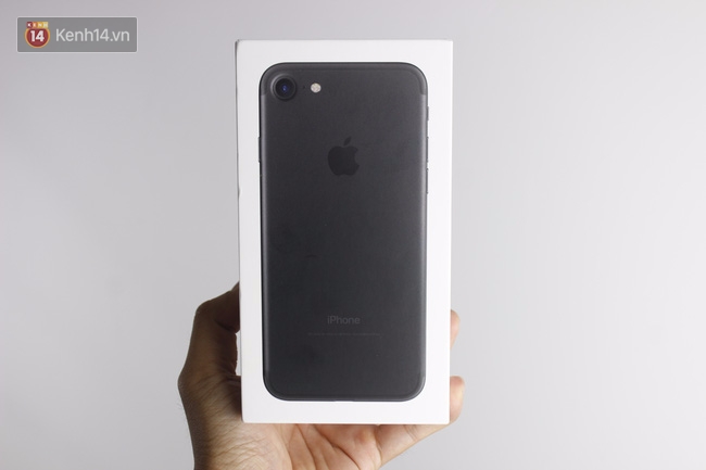 Cận cảnh iPhone 7 bản chính thức đầu tiên tại Việt Nam - Ảnh 1.