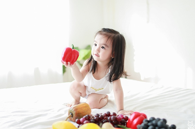 Với ngoại hình xinh xắn, đáng yêu, bé Chi trở thành người mẫu chụp ảnh yêu thích của chị gái.