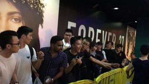Chen lan mua iPhone: 'Viec nhe luong cao, toi gi khong lam' hinh anh 1