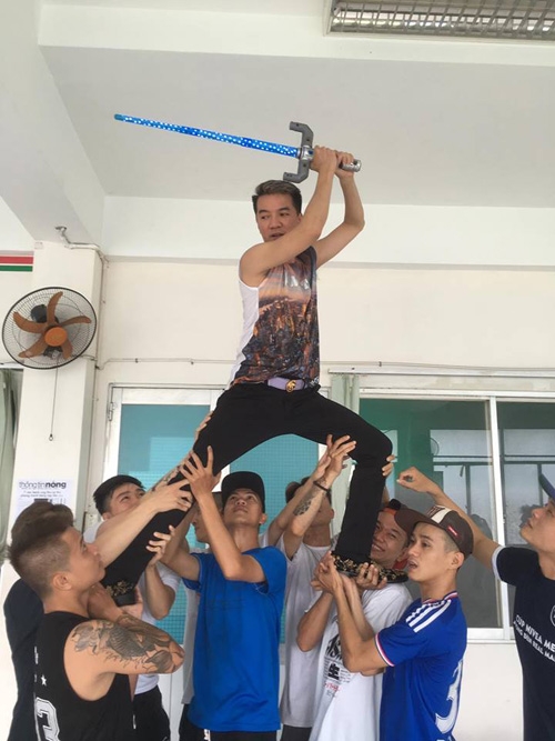 Bay há! Nhào há! Lộn há! Bong gân , trật khớp há! Hèn gì lúc trứ tui nghe cái rắc nhẹ! Từ đó trở đi vai của tui đã không còn thuộc về quyền kiểm soát của mình nữa.
