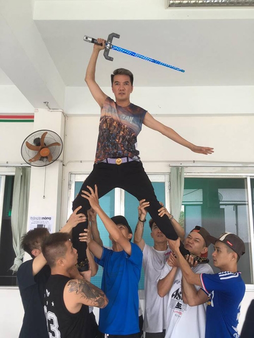 dam-vinh-hung-bi-trat-khop-vai-vi-tap-nhao-lon-2