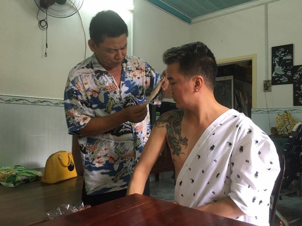 dam-vinh-hung-bi-trat-khop-vai-vi-tap-nhao-lon-4