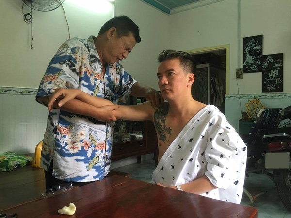 dam-vinh-hung-bi-trat-khop-vai-vi-tap-nhao-lon-6