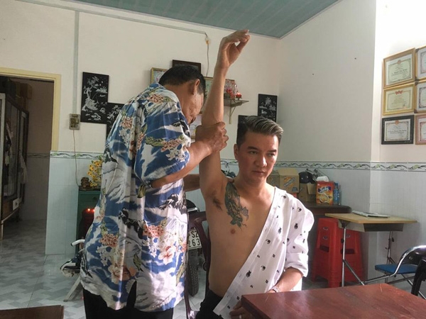 dam-vinh-hung-bi-trat-khop-vai-vi-tap-nhao-lon-7