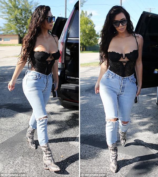 dien-ao-lot-ren-kim-kardashian-khoe-ca-bau-nguc-bu-2