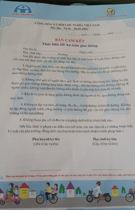 Tờ cam kết mà học sinh lớp 1 cũng phải ký - Ảnh: Lê Lâm