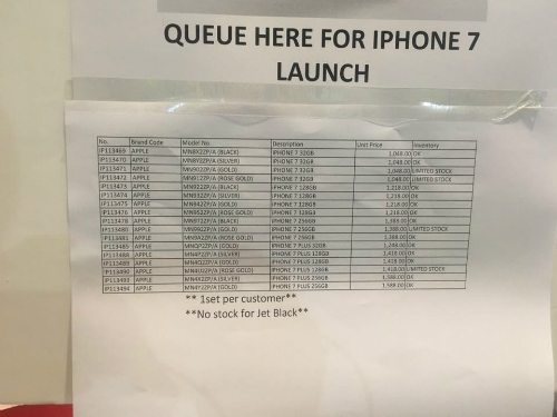 Một cửa hàng Apple ở Singapore thông báo không có màu Jet Black và số lượng iPhone 7 Plus cũng hạn chế trong ngày mở bán.