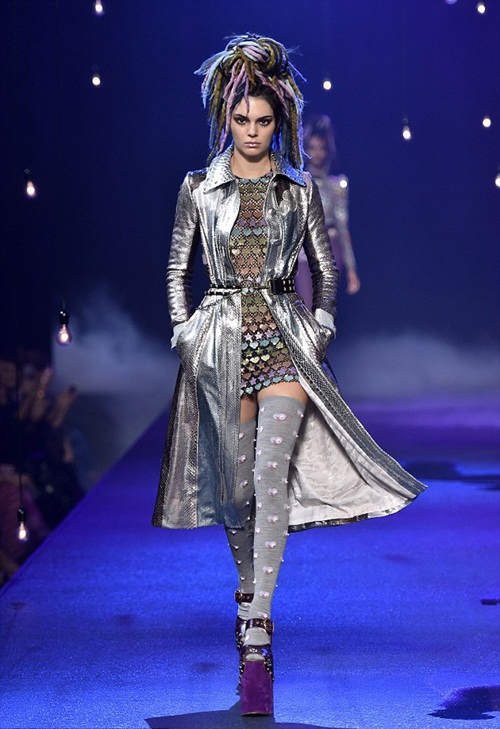 Kendall Jenner, Bella Hadid khoe ngực ở hậu trường thời trang